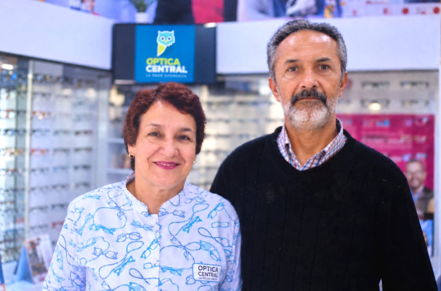 María Cristina Franco Pérez y Miguel Ángel Quiceno Betancur, fundadores de Óptica Central, en la sala de ventas frente a la exhibición de monturas